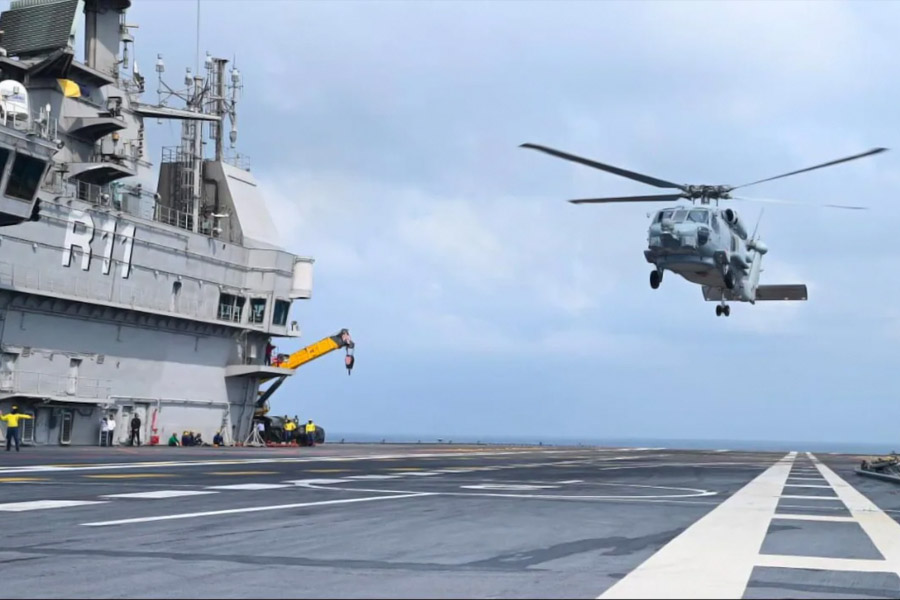Anti-Submarine chopper MH-60 Romeo of Indian Navy lands for first Time on INS Vikrant
