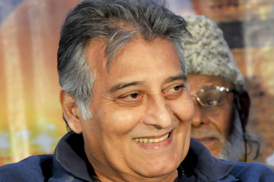 Late actor Vinod Khanna's eldest son Rahul Khanna, what is he doing now 