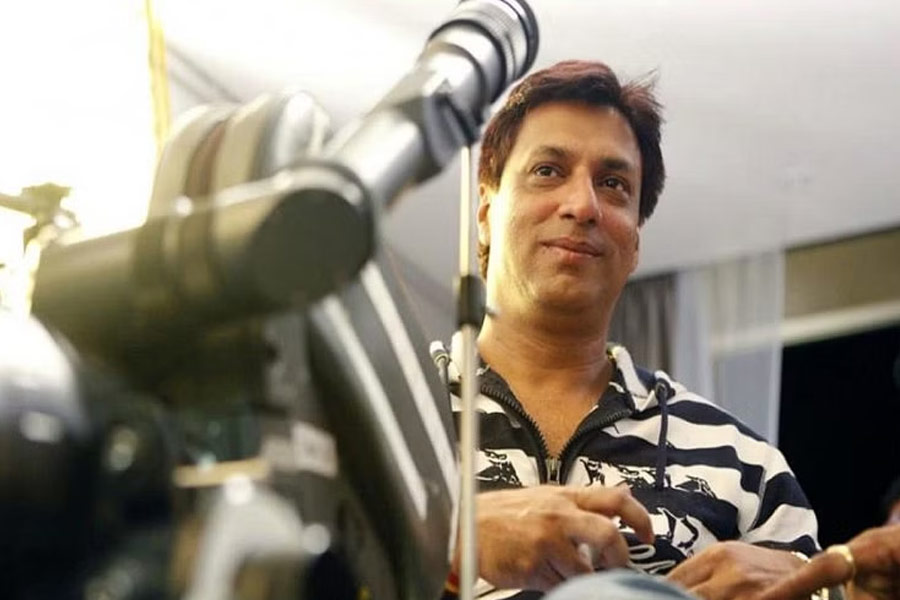 ‘চাঁদনি বার’, ‘পেজ ৩’, ‘কর্পোরেট’, ‘ফ্যাশন’, ‘দিল তো বাচ্চা হ্যায় জি’র মতো ছবি পরিচালনা করে বলিপাড়ার প্রথম সারির ছবিনির্মাতাদের তালিকায় নিজের নাম লিখিয়ে ফেলেন মধুর ভান্ডরকর। তবে তাঁর বিরুদ্ধে এক মডেল ধর্ষণের অভিযোগ আনলে তা নিয়ে বিতর্কে জড়িয়ে পড়েন পরিচালক।