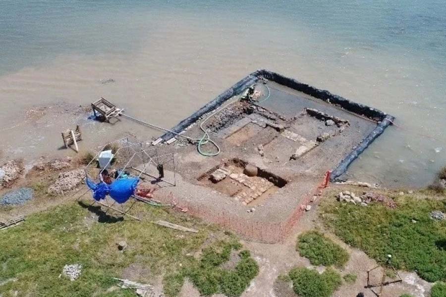 Greece Treasures and hidden underwater building found in Salamis island