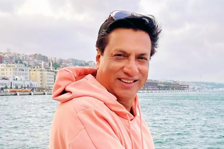 শুধু তা-ই নয়, বলিপাড়ার একাংশের অনুমান, বচ্চন পরিবারের সঙ্গে মধুরের সম্পর্ক ভাল নয় বলেও বলিউডে নিজের কেরিয়ার গড়তে ব্যর্থ হন পরিচালক।