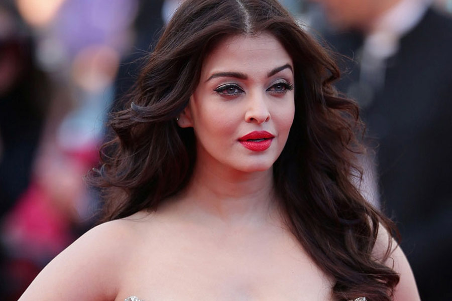 ‘হিরোইন’ ছবিতে অভিনয়ের প্রস্তাবে রাজিও হয়ে যান ঐশ্বর্যা। কিন্তু শুটিং শুরুর ঠিক আগে মধুর জানতে পারেন যে ঐশ্বর্যা অন্তঃসত্ত্বা। সে কথা পরিচালকের কাছে নাকি গোপন করেন অভিনেত্রী।