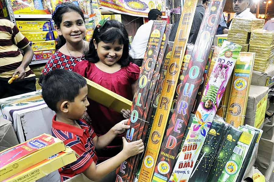 Fire cracker market to be organized in Kolkata after three years, Ministry of Defence has given permission