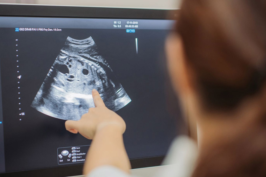 অ্যান্ডি দৃঢ়প্রতিজ্ঞ ছিলেন, তিনি সন্তানকে বাঁচাবেনই। প্রথম বার স্ক্যান করে ধরা পড়ার পরেই তিনি যোগাযোগ করেন এক বিশেষজ্ঞ চিকিৎসকের সঙ্গে। তিনি থাকেন মায়ামিতে। জ্যাকসনভিল থেকে ছ’ঘণ্টা গাড়ি চালিয়ে মায়ামি পৌঁছন অ্যান্ডি।