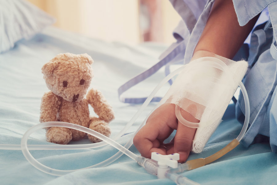 এর পর আড়াই বছর পর্যন্ত নিয়মিত এমিকে হাসপাতালে নিয়ে গিয়ে ডায়লিসিস করাতেন অ্যান্ডি। এই প্রক্রিয়ায় রক্ত থেকে দূষিত পদার্থ এবং অতিরিক্ত তরল শরীর থেকে বার করে দেওয়া হয়।