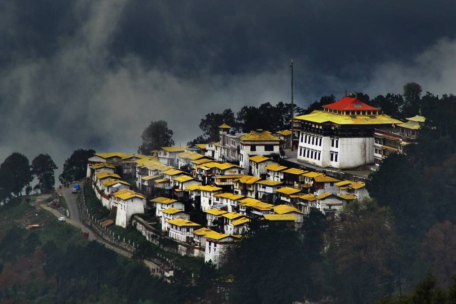 তাওয়াং বৌদ্ধমঠ: অরুণাচলের তাওয়াং শহরেই আছে ভারতের বৃহত্তম বৌদ্ধমঠ। এক কথায় অপূর্ব, অবর্ণনীয়। দশ হাজার ফুট উঁচুতে সপ্তদশ শতকে নির্মিত এই মঠ তার সোনালি চুড়ো, অত্যন্ত আকর্ষণীয় কারুকলা,  এক বিশাল-সুউচ্চ বৌদ্ধমূর্তির জন্য পৃথিবীময় প্রসিদ্ধ। মঠের প্রাচীন পুঁথির সংগ্রহের টানে দূর-দূরান্ত থেকে ইতিহাসবিদ ও বৌদ্ধ পন্ডিতরা এই মঠে আসেন। এ ছাড়াও তাওয়াং ভ্যালি’র সৌন্দর্য মনোমুগ্ধকর। সবুজ গালিচা ভরা মাঠে বসে দূরের পাহাড় চুড়োর দিকে তাকিয়ে সময় কী ভাবে ঘন্টার পর ঘন্টা কেটে যায়,  বোঝাও যায় না।
