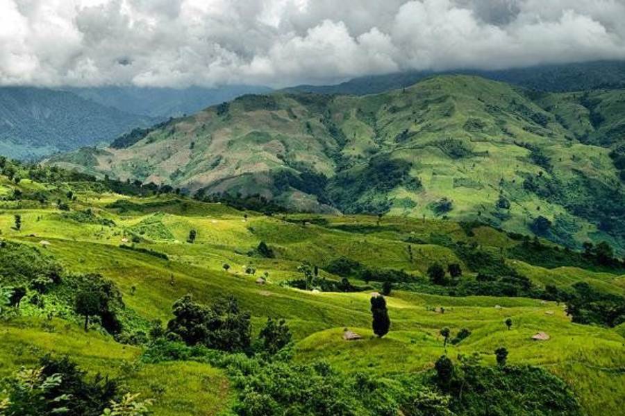 জিরো উপত্যকা:  অনেক ভূ-পর্যটকের মতেও জিরো উপত্যকার সামনে সুইজারল্যান্ডের আলপস্ পর্বতের উপত্যকাগুলোও নাকি নগণ্য!। এখানকার নিস্তব্ধ উপত্যকা, রঙিন গ্রামে ততোধিক রঙিন 'আপাতানি'  উপজাতীয় সম্প্রদায়ের মানুষ, তাল-এ ‘ওয়াইল্ডলাইফ স্যাঙ্কচুয়ারি’ এবং প্রকৃতির মাঝে হাইকিং পর্যটকদের ব্যাপক আকৃষ্ট করে। সেপ্টেম্বর মাসে এখানে এলে 'জিরো অ্যানুয়াল মিউজিক ফেস্টিভ্যাল'-এর আনন্দও উপভোগ করতে পারবেন।