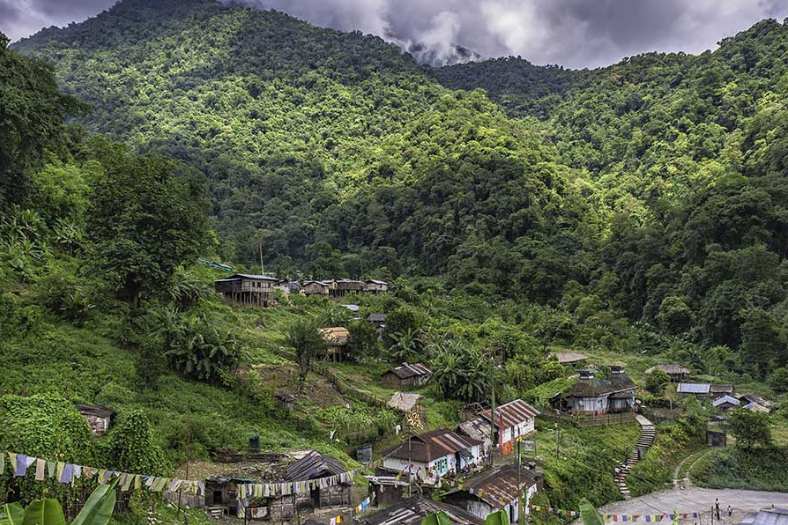 বমডিলা: ৮৫৩০ ফুট উঁচু এই পাহাড়ি শহরটা থেকে কামেং উপত্যকার অপূর্ব সুন্দর সৌন্দর্য উপভোগ করা যায়। বমডিলাতেও একটি আকর্ষণীয় বৌদ্ধমঠ আছে। এই শহরে আপেল বাগান দেখতে পাওয়া যায়। এই বাগানের আপেল হিমাচল প্রদেশ বা কাশ্মীরের আপেলের থেকে প্রকৃতি ও স্বাদে আলাদা। এই শহর ১৯৬২ সালে চিনাদের ভারত আক্রমণের সাক্ষী। সেলা গিরিপথের প্রবেশদ্বারও বমডিলা।