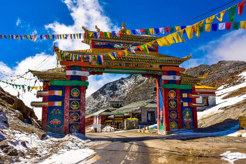 সেলা গিরিপথ: ১৩৭০০ ফুট উচ্চতায় অবস্থিত সেলা গিরিপথ বা ‘পাস্’  ভারতীয় সেনাবাহিনীর পরিকল্পনামাফিক অত্যন্ত গুরুত্বপূর্ণ জায়গা। সেলা লেক,  যার অন্য নাম প্যারাডাইস লেক,  এই গিরিপথের অন্যতম আকর্ষণ। এই লেক শীতকালে সম্পূর্ণ বরফে জমে যায়। মনে করা হয়,  জোসেলা গিরিপথের শুধু আশেপাশেই মোট ১০১টি লেক আছে। সেলা গিরিপথ হিন্দু ও বৌদ্ধ,  দুই ধর্মের মানুষের কাজেই অত্যন্ত পবিত্র স্থান। প্রাচীন ও মধ্যযুগে এই গিরিপথ দিয়েই অসম ও তিব্বতের মধ্যে ব্যবসাবাণিজ্য চলত।