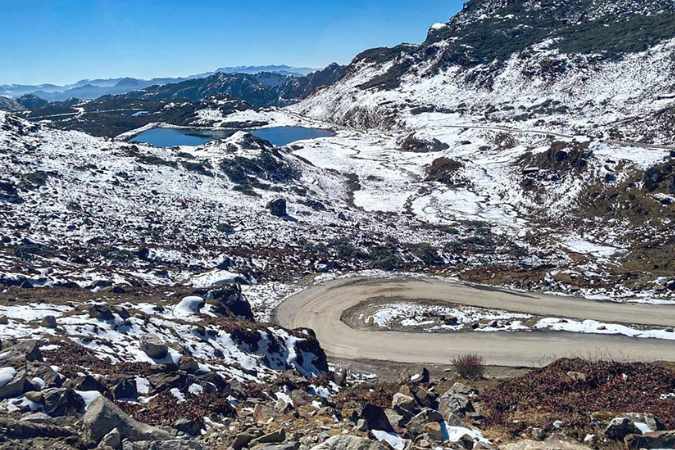 বুম লা পাস: ১৯৬২র ভারত-চিন যুদ্ধের থেকে এই গিরিপথের ঐতিহাসিক তাৎপর্যে নতুন মাত্রা যুক্ত হয়েছে। চিন থেকে পালিয়ে মহামহিম দালাই লামা ভারতে আশ্রয় নিতে বুম লা পাস-এর পথই নেন। এই গিরিপথের তিনটে অন্যতম সেরা দ্রষ্টব্যস্থান স্যাংস্টার, পাথরের স্তূপ স্মৃতিস্তম্ভ ও ইন্দো-চিন পার্সোনেল মিটিং পয়েন্ট।