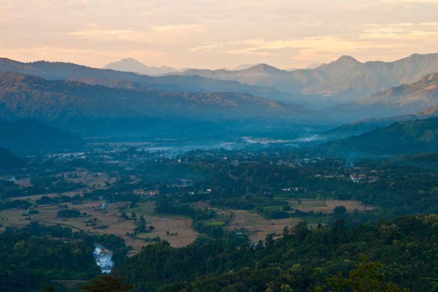 আলো: কমলালেবুর বাগান,  সবুজে সবুজ উপত্যকা,  পাহাড়ের শ্বাসরুদ্ধকর দৃশ্য ‘আলো’কে অরুণাচলের অত্যাশ্চর্য দ্রষ্টব্যস্থান করে তুলেছে! পাখি দেখার উৎসাহীদের কাছে এই পর্যটন স্থান যেন স্বর্গ! এখানকার ঈগল নেস্ট ওয়াইল্ড লাইফ স্যাংচুয়ারি অবশ্য দ্রষ্টব্যস্থান।