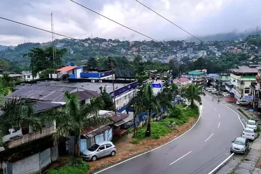 ইটানগর: অরুণাচলের রাজধানীই শুধু নয়,  ইটানগর এ রাজ্যের সব চেয়ে সুন্দর শহর। সমুদ্রপৃষ্ঠ থেকে ৩৫০ মিটার উচ্চতায় অবস্থিত একটি অতি উন্নত শহর ইটানগর। শহর জোড়া সাংস্কৃতিক স্থাপত্যের নিদর্শন দেখবার মতো।