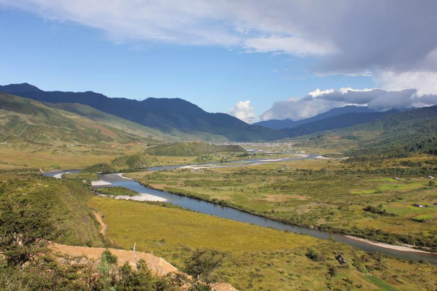 মেচুকা উপত্যকা: ভারতবর্ষের সবচেয়ে বৈচিত্র্যময় উৎসবগুলোর মধ্যে একটি ‘লোসার উৎসব’ এই মেচুকা উপত্যকায় পালিত হয়। রাজ্যের পশ্চিম সিয়াং জেলায় অবস্থিত এই উপত্যকা সারা বছর ভারতীয় সেনাবাহিনী দ্বারা প্রবল পাহারায় থাকে। আবার এ দেশের সব চেয়ে পরিচ্ছন্ন স্থানেরও অন্যতম মেচুকা উপত্যকা।