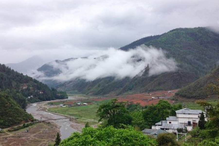 দিরাং: অরুণাচলের পশ্চিম কামেং জেলার দিয়াং এক ছোট্ট গ্রাম। ভূস্বর্গের চেয়ে কম নয় এতটুকু। আবহাওয়া সারা বছর মনোরম। বিভিন্ন উপজাতির বসবাস দিরাঙে। যারা মহান সাংস্কৃতিক সম্প্রীতির বন্ধনের বাস করে। দিরাঙে ইয়াক্ রিসার্চ সেন্টার,  সাংতি উপত্যকা এবং দিরাং জং অন্যতম দেখার স্থান। এই প্রতিবেদনটি ‘আনন্দ উৎসব’ ফিচারের একটি অংশ।
