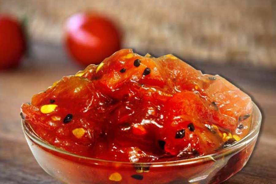 বাঙালির ভোজনের শেষ পাতে একটু চাটনি না হলে চলে না। মুখরোচক পদ বলুন, শেষ পাতের মুখশুদ্ধি বলুন,  চাটনিকে যে ভাবেই ভাবুন,  চাটনির পুষ্টিগতভাবেও বৈজ্ঞানিক উপকারিতা আছে আমাদের শারীরবৃত্তীয় কার্যে।