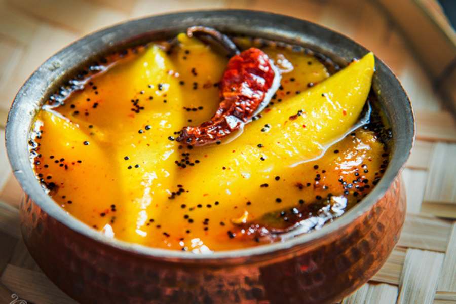 ভোজনের নানা গুরুপাক পদের হজমের ক্ষেত্রেও প্রায় প্রতিটি চাটনিই সাহায্যকারী হিসেবে কাজ করে। এরকম ১৬টা চাটনি দিয়ে সাজানো এই প্রতিবেদন। 