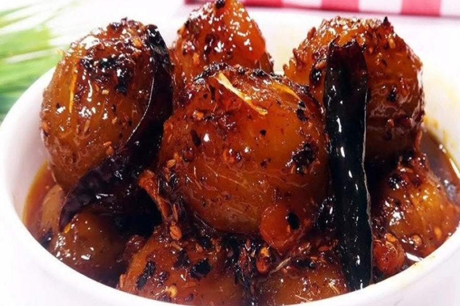  আমড়ার চাটনি: আমড়াকে লম্বালম্বি চার টুকরো করে কেটে নিয়ে,  অল্প গরম জলে আধসেদ্ধ করে,  হামানদিস্তায় খুব হালকাভাবে থেঁতো করে নিয়ে রান্না করতে হয়। তেলের কড়াইয়ে বাটা সরষেটাকে ভাল করে কষতে হবে। সরষে বাটার গুণাগুণের ওপর আমড়ার চাটনির ভালমন্দ নির্ভর করে।