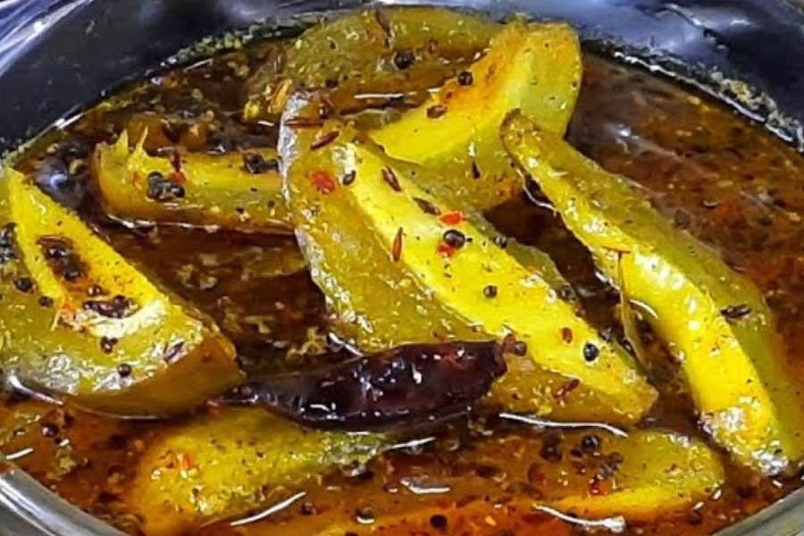 কাঁচা আমের চাটনি: কাঁচা আম খোসা শুদ্ধু লম্বালম্বি বা চৌকো করে কেটে তাতে পরিমাপ মতো নুন দিয়ে আধসেদ্ধ করে রান্না করতে হয়। তেল গরম করার সময় এক চিমটে হিং কড়াইয়ে দিয়ে রান্না করলে কাঁচা আমের চাটনি খেতে আরও ভাল লাগে।