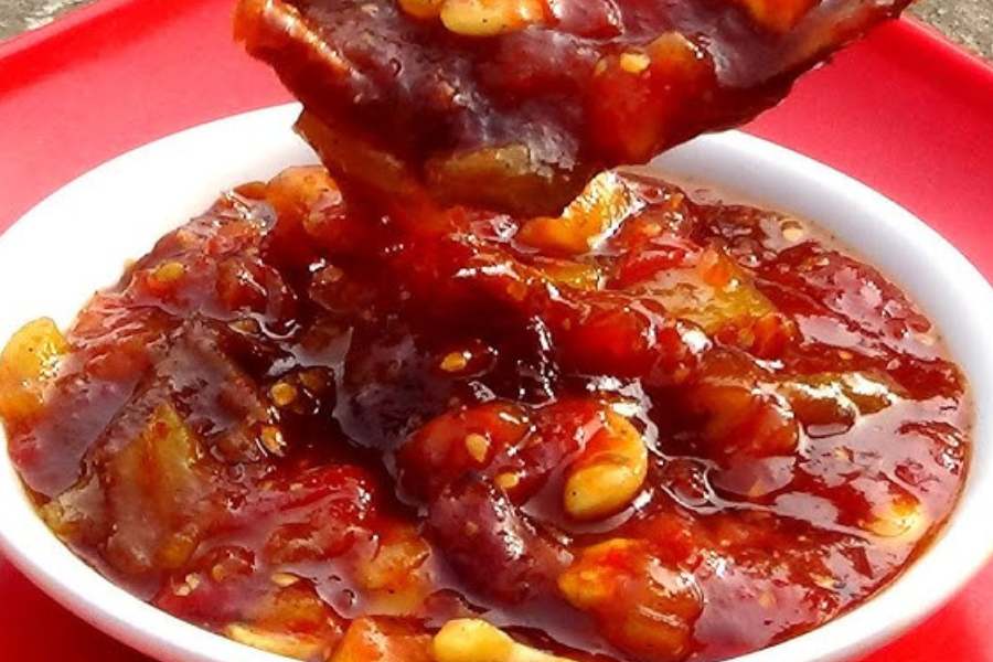  টম্যাটোর চাটনি: টম্যাটোগুলিকে ছোট-ছোট,  কুঁচিকুঁচি করে কেটে,  ধুয়ে রান্না শুরু করতে হবে। রান্নার পর উনুন থেকে নামিয়ে ঠান্ডা হলে চাটনির উপর শুকনো ভাজা লঙ্কা ও কয়েক ফোঁটা পাতি লেবুর রস দিলে টম্যাটোর চাটনি খেতে আরও সুস্বাদু।