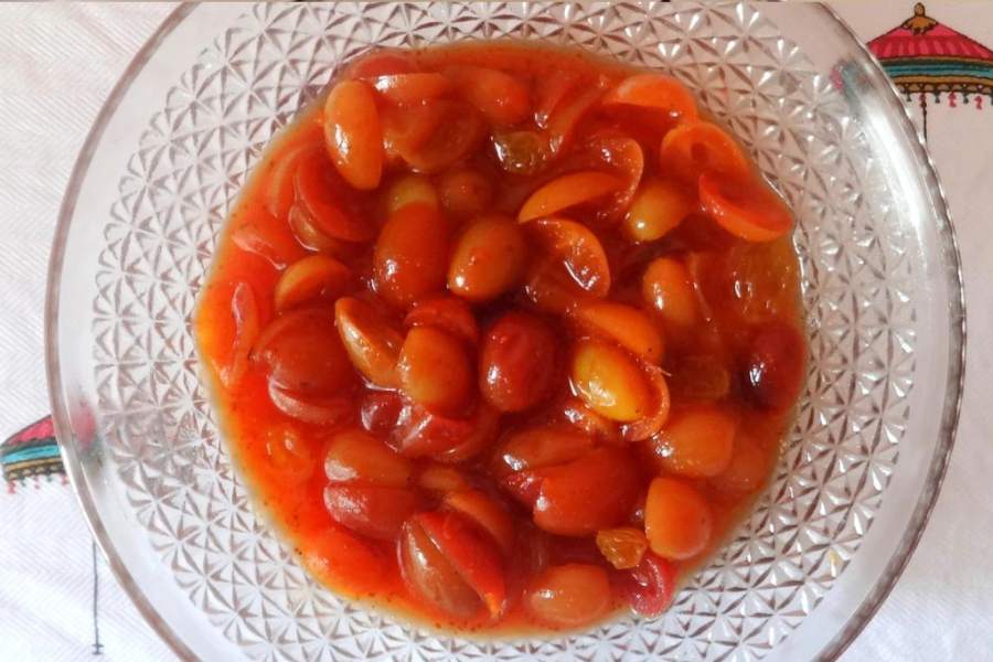 করমচার চাটনি: এক ধরনের লালা-লাল ফল করমচা। করমচা সেদ্ধ হয়ে যখন ফুলে ওঠে,  তার থেকে বীজ বের করে নিন। এ বার ওই করমচা চটকে বা সামান্য থেঁতো করে নিয়ে রান্না আরম্ভ করুন।‌ রান্না হয়ে যাওয়ার পর ঠান্ডা হলে তার ওপর কয়েক ফোঁটা পুদিনা পাতার রস দিলে করমচার চাটনি খেতে আরও ভাল লাগে।