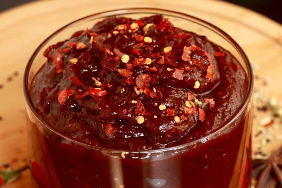  তেঁতুলের চাটনি: পাকা তেঁতুলের বিচি ও খোসা ছাড়িয়ে আন্দাজ মতো নুন-জলে সেদ্ধ করে রান্না করুন। সেদ্ধ তেঁতুলের কথ্‌টা বের করে নিয়ে মূলতঃ সেটা দিয়ে কাদা-কাদা চেহারার তেঁতুলের চাটনি হয়। একটু মেথি-মরিচগুড়ো চাটনির ওপরে ছড়িয়ে দিলে তেঁতুলের চাটনি খেতে আরও মুখরোচক লাগবে।