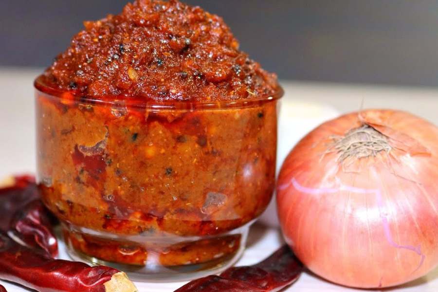 পেঁয়াজের চাটনি: কুঁচি কুঁচি করে কাটা পেঁয়াজে রান্নাটা করতে হয়,  উনুনের অল্প আঁচে। রুটি-পরোটা,  স্যান্ডুইচ, ধোসা-ইডলি-উত্তাপম,  সব পেঁয়াজের চাটনি দিয়ে খান অবাঙালিরা। গরম পেঁয়াজের চাটনিতে একটা তেজপাতা ফেলে দিয়ে কিছুক্ষণ ঢাকনা চাপা দিয়ে রেখে দিলে স্বাদ আরও বেড়ে যায়।