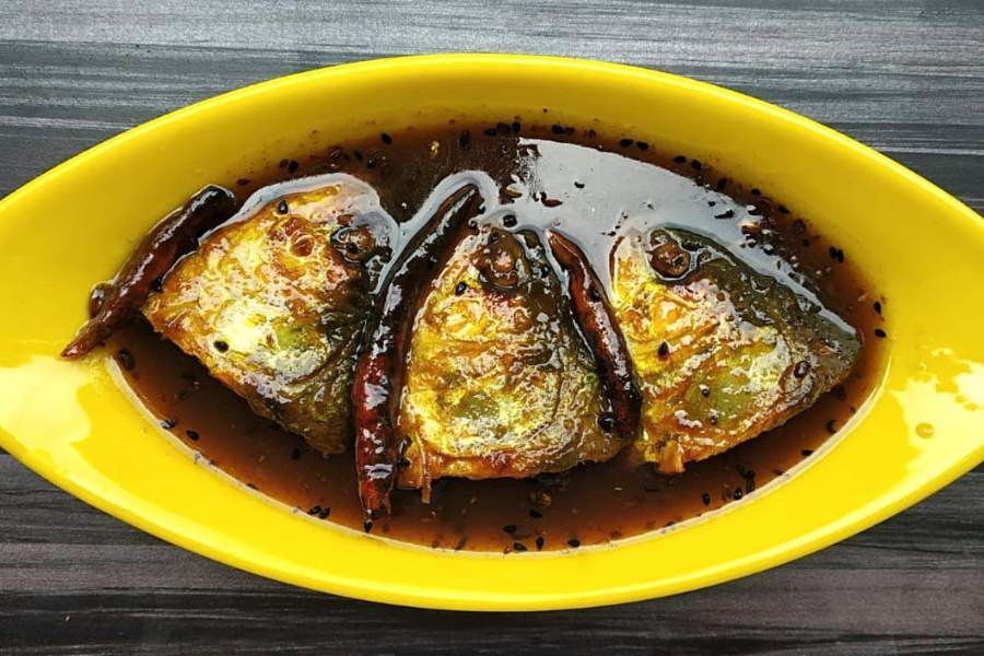 ইলিশ মাছের কাঁটা দিয়ে চাটনি: মাছের কাঁটা খুব ছোট-ছোট করে কেটে,  ধুয়ে, নুন-হলুদ মাখিয়ে ১৫ মিনিট রেখে তার পর রান্না করতে হয়। কাঁচা লঙ্কা বাটা মেশানো তেঁতুলের জল ওপরে একটু ঢেলে দিলে ইলিশ মাছের কাটার চাটনি আরও ভাল লাগে খেতে।