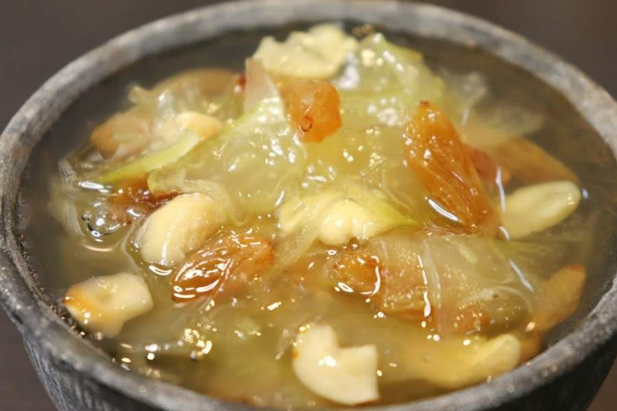 প্লাস্টিকের চাটনি: পেঁপের চাটনির আরেকটি চলতি নাম প্লাস্টিকের চাটনি! কাঁচা পেঁপের খোসা ছাড়িয়ে,  বীজ বের করে নিয়ে,  অর্ধেক করে কেটে,  তার থেকে গোল-গোল করে পাতলা স্লাইস টুকরো নিয়ে রান্না করতে হয়। প্লাস্টিকের চাটনির উপর কয়েক ফোঁটা পাতিলেবুর রস ফেলে তার পর ঠান্ডা করে খেলে দুরন্ত স্বাদ লাগে।