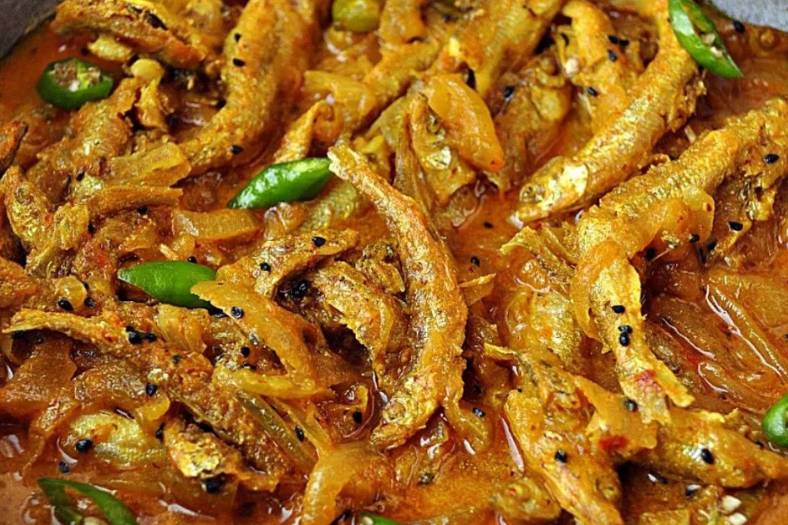 মৌরলা মাছের চাটনি: খুব ছোট সাইজের মৌরলা মাছ ভাল করে ধুয়ে,  নুন-হলুদ মাখিয়ে কিছুক্ষণ রেখে তার পর রান্না করতে হয়। রান্না করা মৌরলা মাছের চাটনির ওপরে তেঁতুলের কথ্ থেকে বেরনো তেতুল-জল অল্প দিয়ে এই চাটনি খেতে দারুণ উপভোগ্য লাগে।