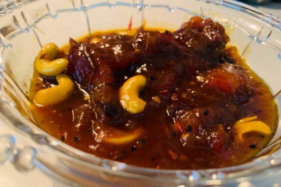  খেজুরের চাটনি: 'ন্যাচারাল'  খেজুর নিয়ে তার থেকে বিচি বের করে গরম জলে হাফ-সেদ্ধ করে রান্না করতে হয়। চিনির বদলে আখের গুড় দিলে আরও সুস্বাদু হয়। আর কাদা-কাদা অবস্থায় খেজুরের চাটনি উনুন থেকে নামানোর আগে সামান্য পরিমাণে ভিনিগার মিশিয়ে নামালে বাড়তি স্বাদ হয়।