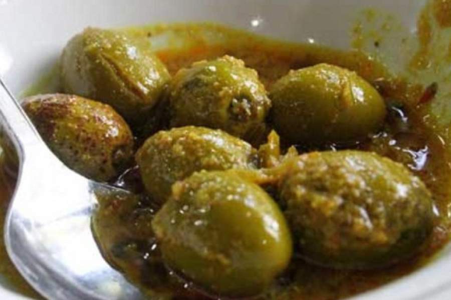  জলপাইয়ের চাটনি:  জলপাই গরম জলে সেদ্ধ করে,  সেই সেদ্ধ জলপাই চটকে মাখতে হয়। মাখা জলপাই দিয়ে চাটনি রান্না হয়। রান্না করা জলপাইয়ের চাটনির উপর কয়েক ফোঁটা মধু দিয়ে খেলে আরও সুস্বাদু লাগে।