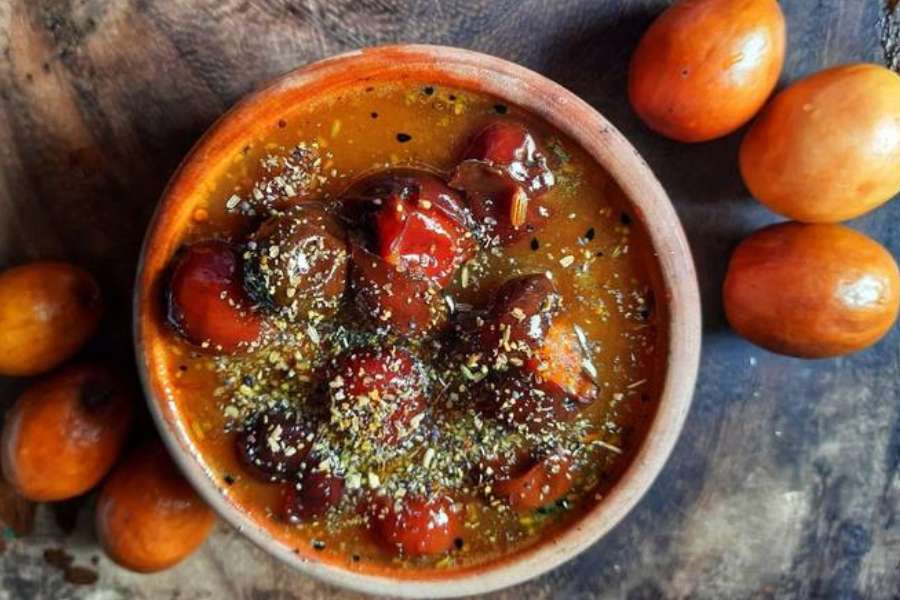 কুলের চাটনি: টোপা কুল ধুয়ে,  খোসা ছাড়িয়ে রাঁধতে হবে। যাতে চাটনির রস কুলের ভেতর ভালো ভাবে ঢোকে এবং খেতে আরও বেশি স্বাদু হয়। চিনির বদলে আখের গুড় দিয়ে রান্না করলেও কুলের চাটনি খেতে বেশি ভাল লাগে। রান্নার সময় গরম তেলে শুকনো লাল লঙ্কা ফোড়ন দিলে আরও বেশি খেতে ভাল লাগে কুলের চাটনি।