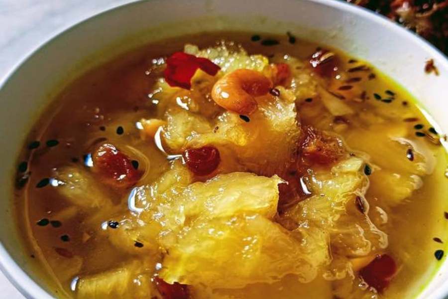 আনারসের চাটনি: আনারস অর্ধেক কেটে,  খোসা ছাড়িয়ে,  'গ্রেটার'  দিয়ে 'গ্রেটিং' করে শাঁস বের করে,  আনারসের ওই শাঁস দিয়ে চাটনি রান্না হয়। রান্না করা আনারসের চাটনির ভেতর পাতিলেবুর রস দিয়ে খেলে দুর্দান্ত লাগে।