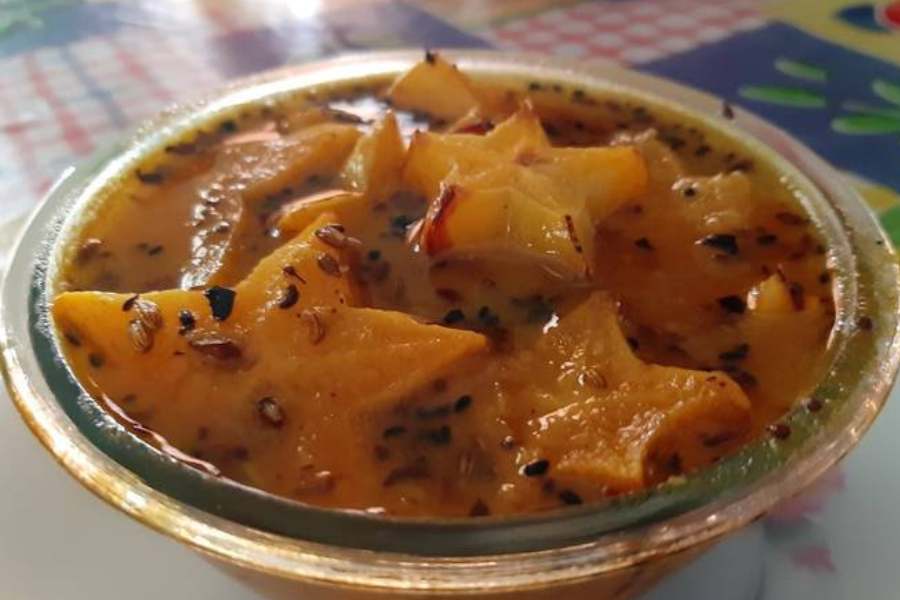 কামরাঙার চাটনি: শীতের মরসুম সামনেই। আর কামরাঙার চাটনি শীতকালে খেতে বেশি ভাল লাগে। চাটনির জন্য কামরাঙা ছোট ছোট করে কেটে নিতে হয়। ছোট ছোট করে কাটা কামরাঙাগুলি কড়াইয়ে গরম তেলে গোটা জিরে ও শুকনো লঙ্কা ফোড়নের সঙ্গে অল্প ভেজে নিয়ে রান্না শুরু করতে হয়। আর উনুন থেকে জেলি-জেলি দেখতে কামরাঙার চাটনি নামানোর ঠিক আগে ওর ওপর ২-৩ টে শুকনো লঙ্কা ছিঁড়ে দিলে ঠান্ডা হওয়ার পর খেতে আরও বেশি ভালো লাগে।