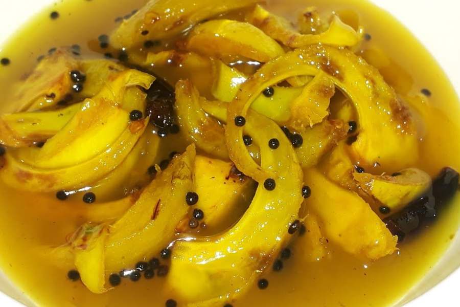 চালতার চাটনি: চালটা ভাল করে ধুয়ে লম্বা-লম্বা কেটে নিয়ে রান্না করতে হয়। কড়াইয়ের গরম তেলে সামান্য এক চিমটে সর্ষের সঙ্গে শুকনো লঙ্কা ফোড়ন ও পরিমাপ মতো নুন দিয়ে চালতার টুকরোগুলি ভেজে নিয়ে রান্নাটা শুরু হয়। চালতা ভাজার সময় নুনের সঙ্গে সামান্য হলুদ গুঁড়ো দিয়ে ভাজলে রান্নার পর এই চাটনি খেতে আরও সুস্বাদু লাগে। তবে কড়াইয়ে জল দিয়ে মশলা শুদ্ধু ভাজা চালতা কিছুতেই ৫-৭ মিনিটের বেশি ফোটানো উচিত নয়। চালতার চাটনির চালতা গলে গেলে খাওয়ার মজাই নষ্ট!