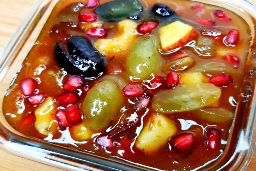  মিক্সড চাটনি: খেজুরের বীজ ছাড়িয়ে লম্বালম্বি চার টুকরো করে কাটতে হবে। আমসত্ত্ব কাটতে হবে 'কিউব' করে। আঙুর কাটতে হবে লম্বালম্বি দু'টুকরো করে। আপেল কুচি কুচি করে কাটা হবে।‌ লাল লাল চেরিও দিতে পারেন কিছু। সব গরম জলে ফুটিয়ে সেই থকথকে মিশ্রণ দিয়ে এই চাটনি রান্না হবে। নামানোর পর লেবুর রস কয়েক ফোঁটা এবং শুকনো লঙ্কা-পাঁচফোড়নের ভাজা মশলা (মিক্সিতে গুঁড়ো করে নিয়ে) এই চাটনিতে দিলে মিক্সড চাটনি খেতে কয়েক গুণ বেশি ভাল লাগে। এই প্রতিবেদনটি ‘আনন্দ উৎসব’ ফিচারের একটি অংশ।