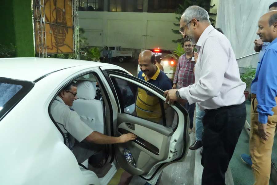GM of Kolkata Metro Rail drives for his driver on retirement day