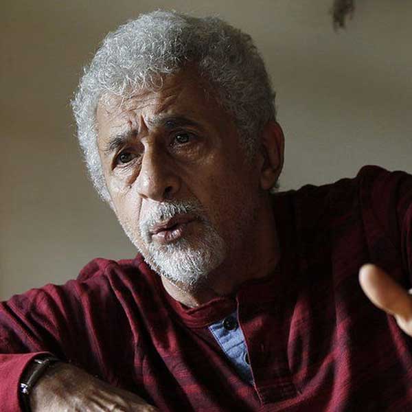 শৈশব থেকেই অভিনয়ের প্রতি আগ্রহ ছিল নাসিরুদ্দিনের। কিন্তু বাড়ির ছেলে অভিনয়ে নামবেন তা চাইত না নাসিরুদ্দিনের পরিবার। তাই বাড়ি থেকে পালিয়ে মুম্বই চলে যান তিনি।