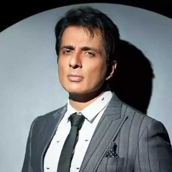 অভিনেতার পাশাপাশি সমাজসেবী হিসাবেও পরিচিতি গড়ে তুলেছেন সোনু সুদ। তামিল এবং তেলুগু ভাষার ছবির মাধ্যমে কেরিয়ার শুরু করেন সোনু। ২০০২ সালে হিন্দি ছবিতে অভিনয় শুরু করেন তিনি।