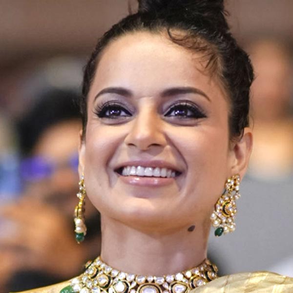 কঙ্গনা তাঁর পরিবারের কাছে নিজের ইচ্ছার কথা জানালে দু’পক্ষের মতের অমিল দেখা দেয়। তাই বাড়ি ছেড়ে বেরিয়ে যাওয়ার সিদ্ধান্ত নেন কঙ্গনা। মাত্র ১৫ বছর বয়সে বাড়ি ছেড়ে দিল্লি চলে যান তিনি।