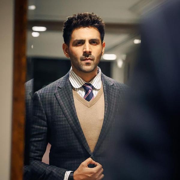 সাম্প্রতিক কালে উপার্জনের নিরিখে বলি অভিনেতাদের তালিকায় প্রথম সারিতে নাম রয়েছে কার্তিক আরিয়ানের। কলেজে পড়াকালীন অভিনেতা হওয়ার স্বপ্ন দেখেছিলেন, কিন্তু সে কথা বাড়িতে জানাতে পারেননি অভিনেতা। নিজের স্বপ্নের কথা বাড়ির কাছে গোপন রেখেছিলেন তিনি।