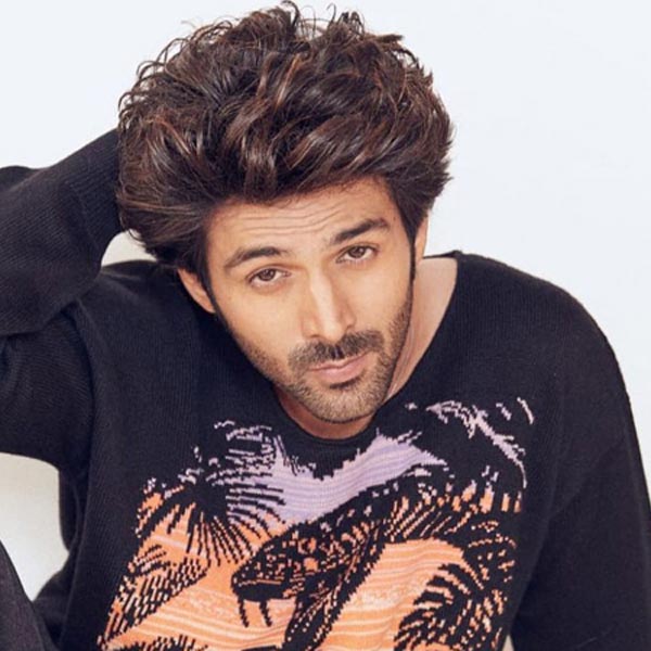 কলেজে পড়াকালীন টানা তিন বছর বাড়িতে না জানিয়ে বিভিন্ন জায়গায় ঘুরে অডিশন দিয়ে বেড়িয়েছেন কার্তিক। কিন্তু প্রতি বার ব্যর্থ হয়ে ফিরেছেন। কানাঘুষো শোনা যায়, মুম্বইয়ের একটি অ্যাপার্টমেন্টে ১২ জনের সঙ্গে থাকতেন কার্তিক।