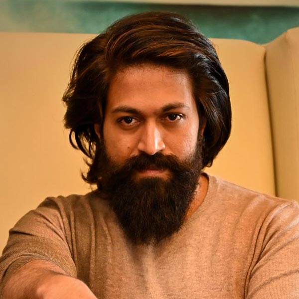 যশের বাবা চাইতেন যে তাঁর পুত্র সরকারি চাকরি করুন। পরিবারের বিরুদ্ধে গিয়ে অভিনেতা হওয়ার স্বপ্ন নিয়ে বাড়ি ছেড়ে বেরিয়ে যান যশ। পকেটে মাত্র ৩০০ টাকা নিয়ে বাড়ি ছেড়ে বেরিয়ে যান তিনি।