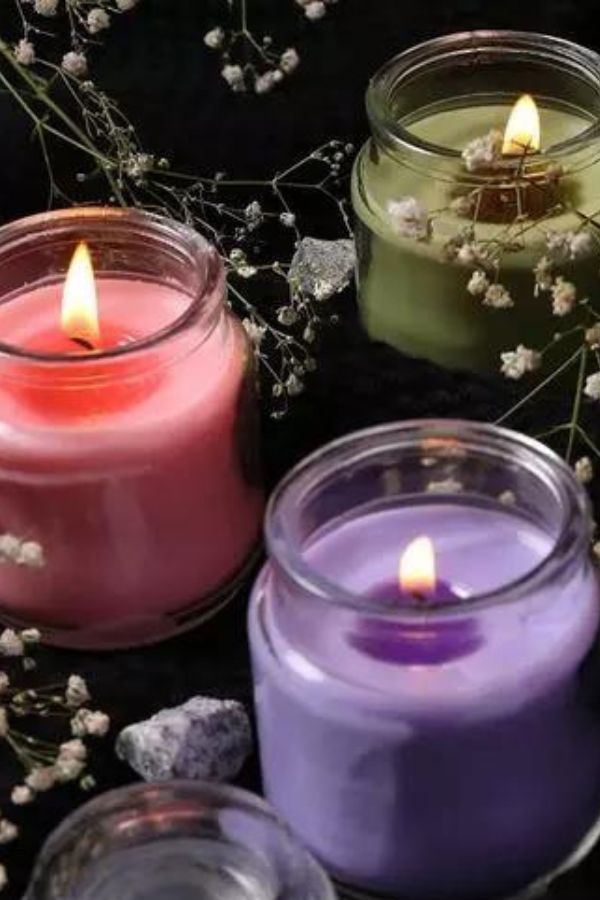 ভারতে সুগন্ধির চল প্রথমে রাজপ্রাসাদের মধ্যেই আটকে ছিল। পরে একটা সময়ে তা বনেদি পরিবারের ঘরে ঘরে আদর পায়। ঠাকুরবাড়ির লোকজনদের সুগন্ধি ব্যবহারের কথা সুবিদিত। বলা হয়,  রবীন্দ্রনাথ ঠাকুরের মনে ধরেছিল গোলাপ আর জুঁইয়ের সুগন্ধি। তো, সে কথায় কাজ নেই। চলুন, সুগন্ধি মোমবাতির মায়া ধরানো যাক আপনাকে।  