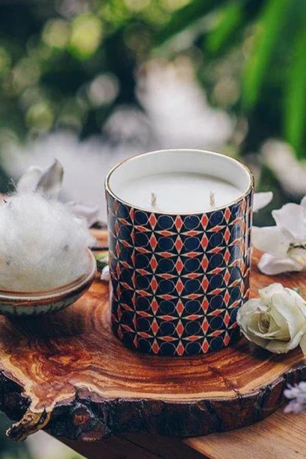 ১. গ্লাস জার মোমবাতি - সাদা, নীল, কমলা, লাল, হালকা সবুজ, গাঢ় বেগুনি, আকাশি রঙে পাওয়া যায় দোকানে। আকারেও নানা ধরনের হয়ে থাকে। গোলাকার,  চারকোণা,  ত্রিভূজাকৃতি,  পিলারাকৃতি, তারকাকৃতি,  পিরামিডকৃতি ছাড়াও নানান ফল-ফুল,  জীবজন্তুর আকারের নকশা কাটা। গ্লাস জার সুগন্ধি মোমবাতি কাঁচের জারের ভেতর বাহারি রঙের মোমবাতি। যার সুগন্ধও নানা রকমের। জুঁই,  গোলাপ,  রজনীগন্ধা,  বেল ফুল বা লেবুর গন্ধযুক্ত। সব সময় যে জ্বালিয়ে রাখা হয়,  তা’ও নয়। শুধু সাজিয়ে রাখাতেই ঘরের সৌন্দর্য বৃদ্ধি পায়। দামও প্রায় সবার সাধ্যের মধ্যে। ১৫০-৩০০ টাকা থেকে ৮০০-১০০০-১২০০ টাকাও হয় এক-একটার দাম।