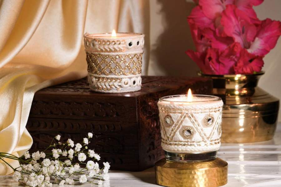 ৭. ক্যারিবিয়ান ড্রিম মোমবাতি - এটিও এক ধরনের বাহারি সুগন্ধী মোমবাতি। বসার ঘর,  খাওয়ার টেবিল,  এমনকি শোবার ঘরেও খাটের পাশে ছোট টেবিলে সাজিয়ে রাখলে চমকপ্রদ দেখতে লাগে। একটির দাম ৮০০ টাকা থেকে শুরু।