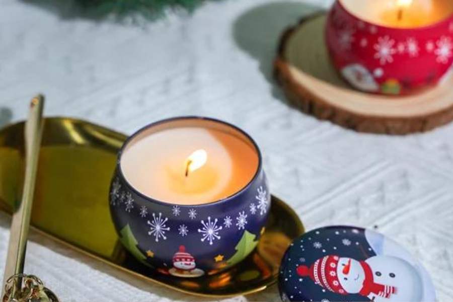 ৯. গ্লাস পারফিউম মোমবাতি - সুদৃশ্য কাঁচের আঁধারে বিভিন্ন পারফিউম ও নানা রকমের আতরের সুগন্ধীযুক্ত মোমবাতি। সাধারণ থেকে বিশেষ,  নানা মানের হয়।  একটির দাম ১৫০-১৪০০ টাকা। বসার ঘরের পাশাপাশি শোবার ঘরেও সাজিয়ে রাখা হয়।