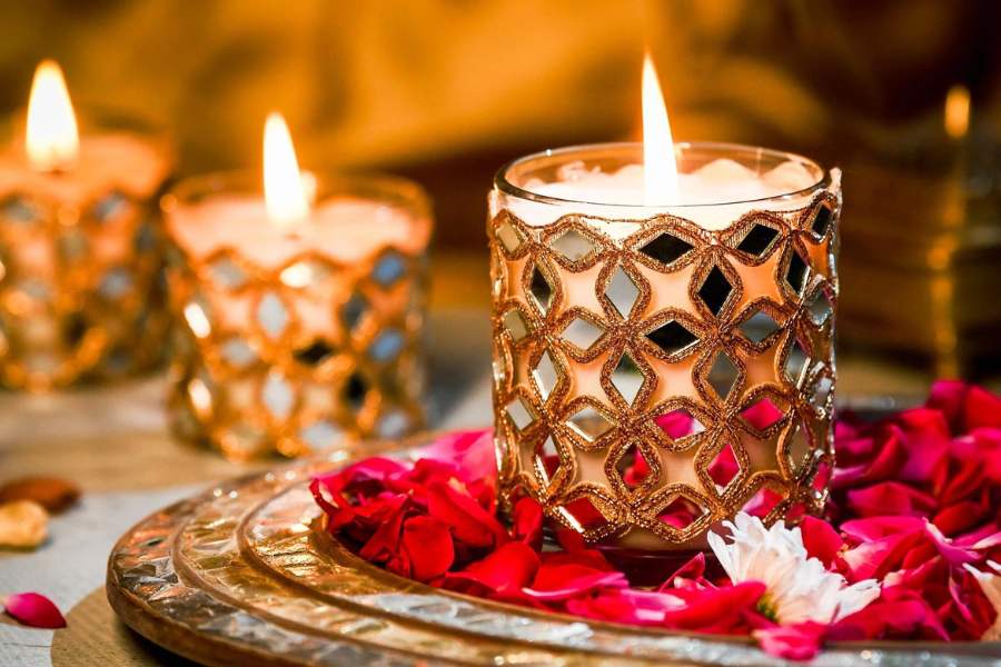 বাজেট বুঝে এ সব সুগন্ধীওয়ালা মোমবাতি কিনে দিওয়ালিতে বাড়ি-ঘর সাজিয়ে তুলতে চলে যান নিউ মার্কেট,  গড়িয়াহাট,  হাতিবাগানের বিপনীতে বা সল্টলেক, পার্ক সার্কাসের শপিং মল-এ। দীপাবলি উপভোগ করুন তূরীয় মেজাজে।