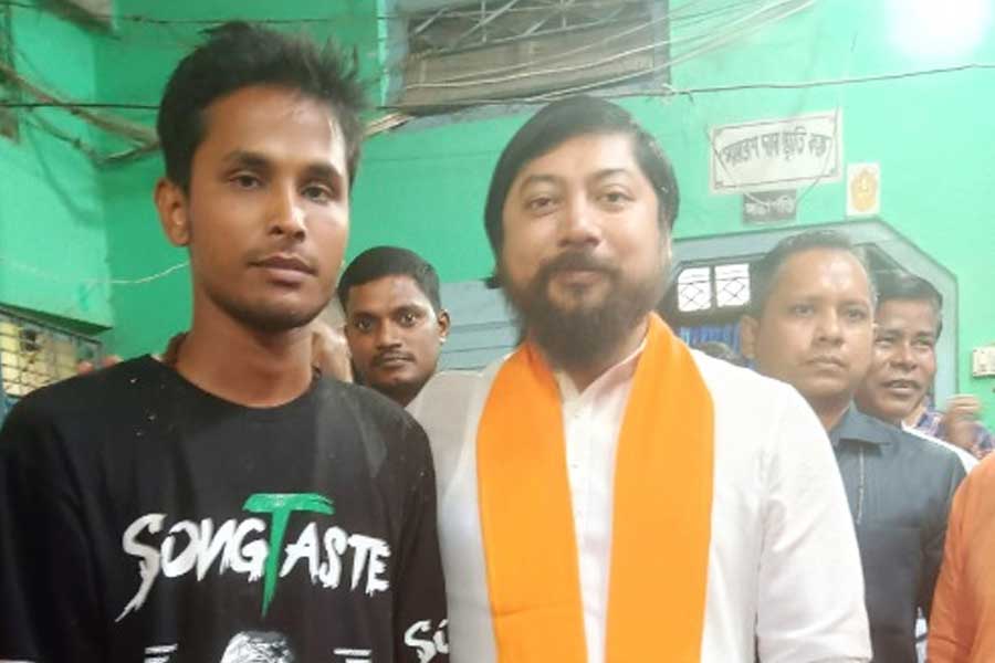 কেন্দ্রীয় মন্ত্রী নিশিথ প্রামাণিককেও নিজের প্রতিভা প্রদর্শন করেছেন বিশ্বজিৎ বর্মণ।