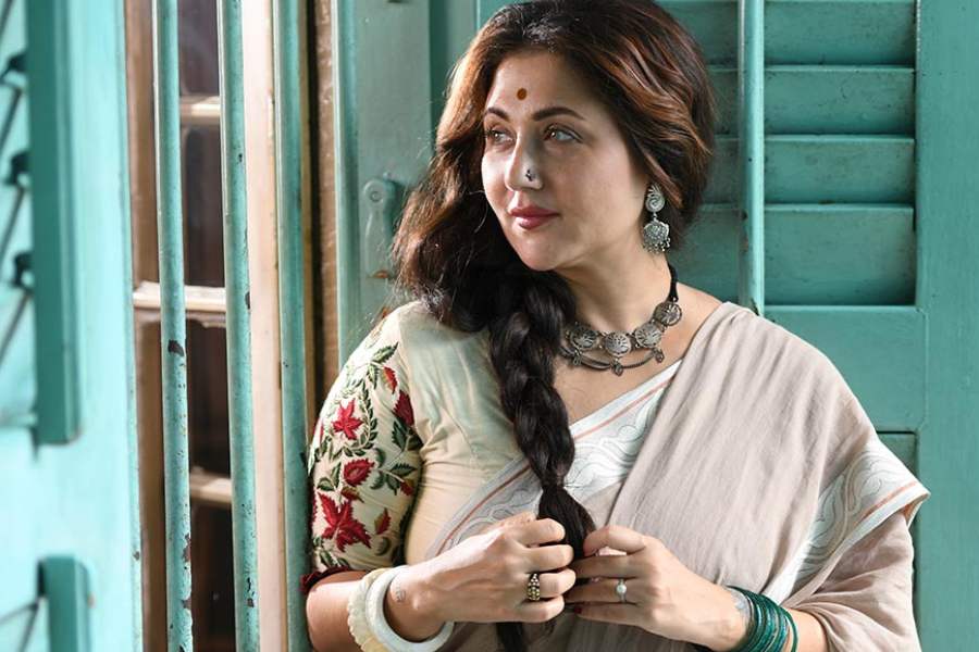 কয়েক বছর ধরে যেমন, কালীপুজোর সাজপোশাকের মধ্যে দেখা যাচ্ছে সিল্ক,  মোডাল, জর্জেট ইত্যাদি কাপড়ের উপর সিক্যুইন বা চুমকির কারুকাজের ঝকমকে শাড়ি বা ইন্দো-পশ্চিমী ধাঁচের ফ্যাশন। 